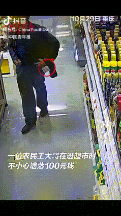 “不发财都难！”10月29日，重庆一农民工大哥来到一超市转了一圈后，什么也没买就
