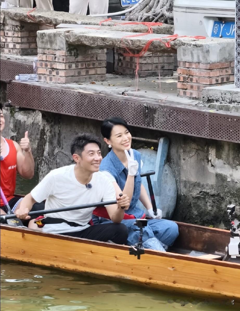 撒贝宁胡杏儿现身佛山乡村划龙舟，近距离实拍太惊喜中午上班特意请假赶回家，居