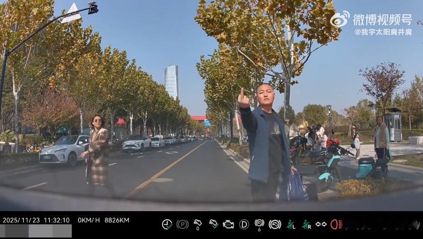 上海街头的一条马路上，一名司机正正常开着车往前行驶，路面上车流量不算小，大家都按