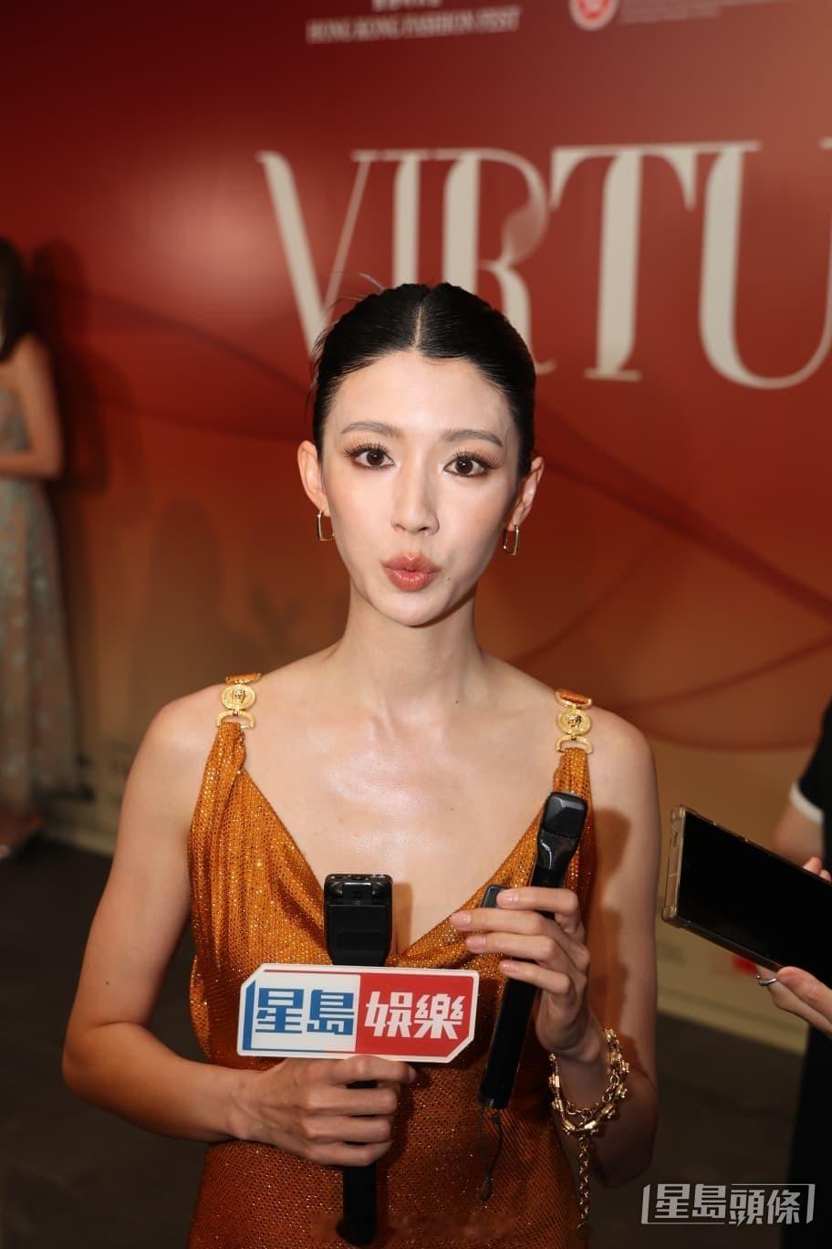 蔡思贝露背低胸亮相香港故宫，偶遇旧爱麦秋成不尴尬，自认对数字不敏感急需找人帮忙管