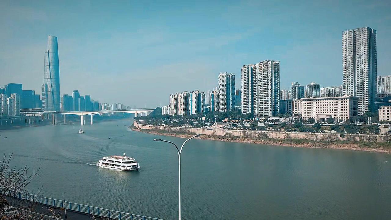 站在朝天门，心会不自觉安静下来。长江的浑浊与嘉陵江的清澈在此相融，交汇成独特的山