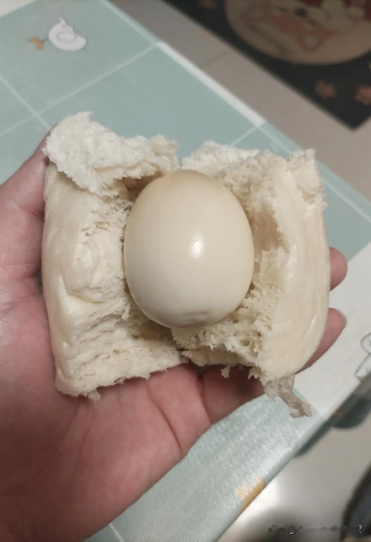 昨天晚上孩子从学校带回来一个鸡蛋，搁冰箱里放了一夜，早上热了一下，馍一夹，给解决