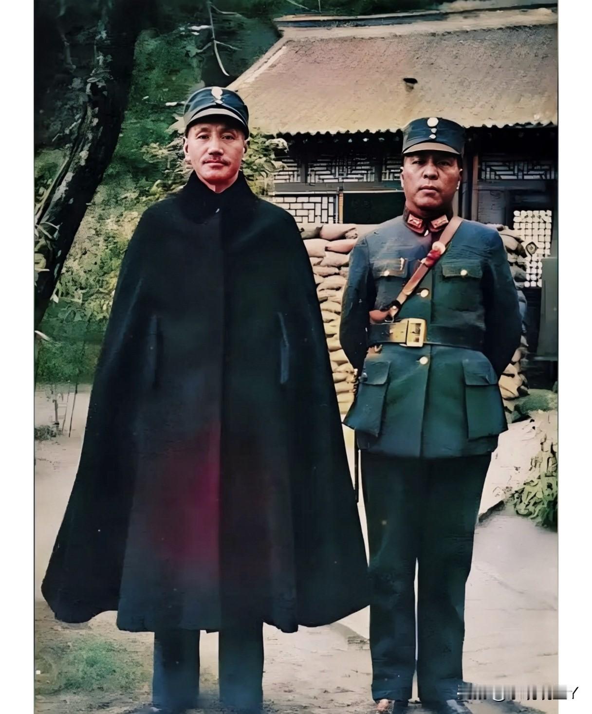 这是蒋介石和蒋鼎文一张合影老照片，拍摄于1938年的西安。并非演员所扮，此乃货真