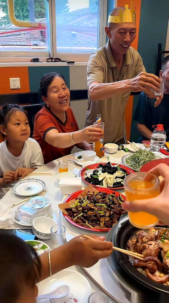 有种人，一张嘴就能把好好的喜宴变成修罗场。老爹过生日，嫁出去的闺女林丽风风火火