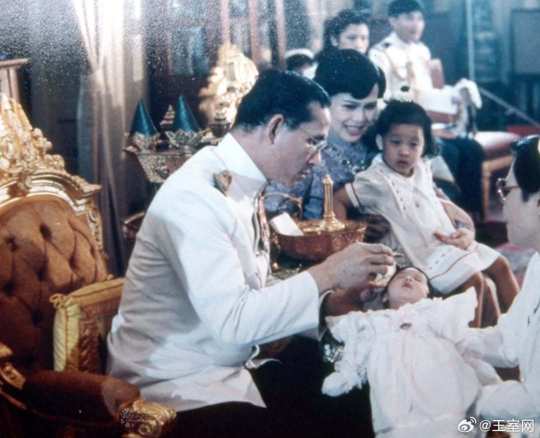泰国王室🇹🇭回忆篇：帕查拉公主小时候比较少见的几张老照片世界各国王室