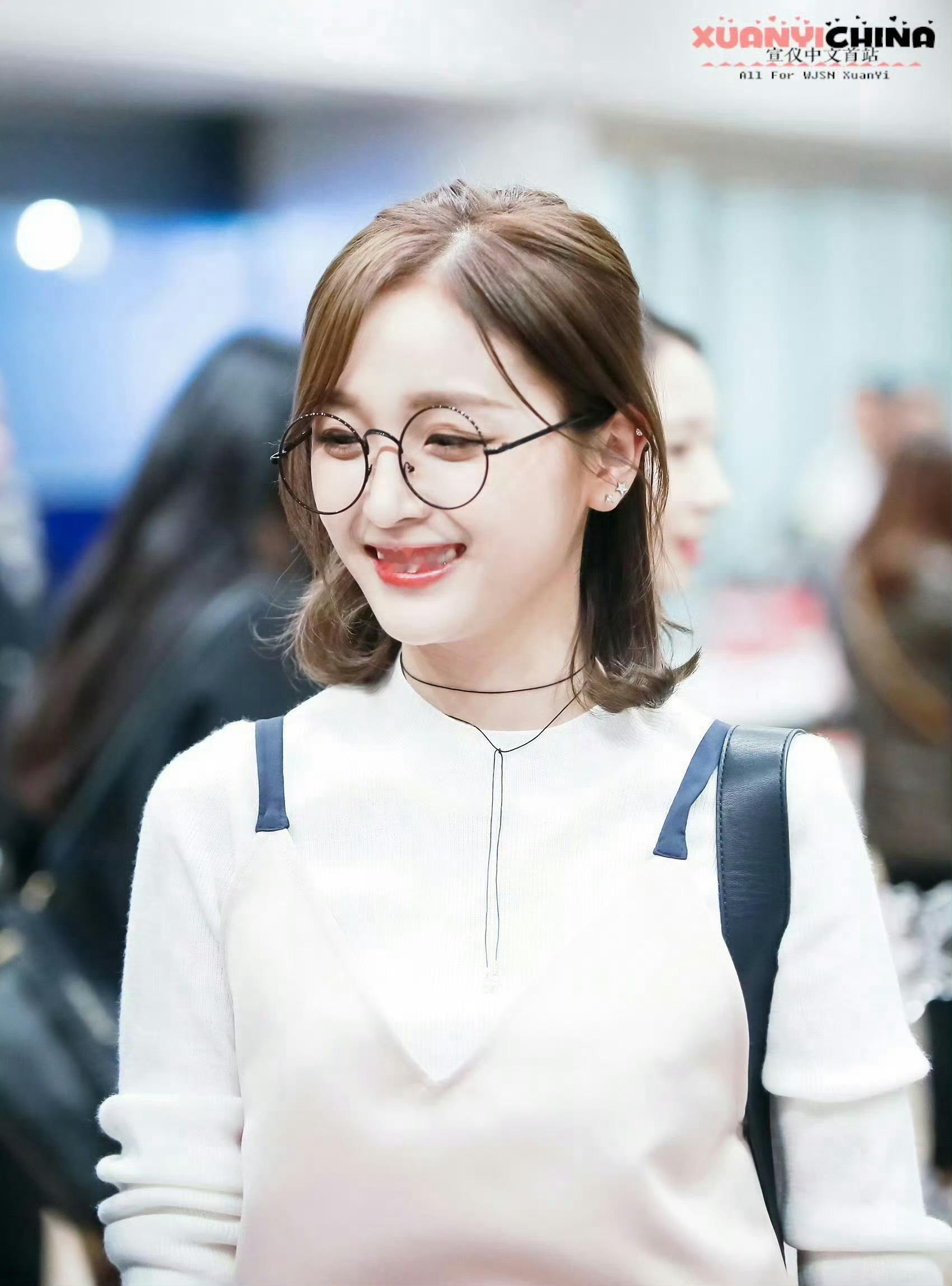 吴宣仪黑框眼镜衬得眉眼更灵动，白衫配细颈链清爽又温柔，笑起来的梨涡甜得像把阳