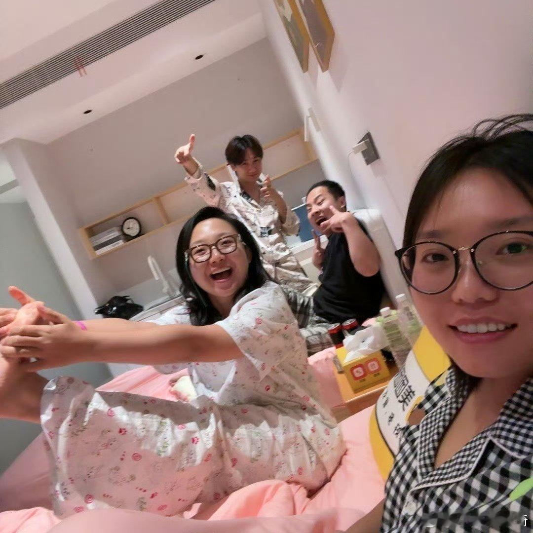 徐志胜贴脸杨超越认证心里只有650一见你就笑救命！徐志胜被问最好的圈内朋友，杨超