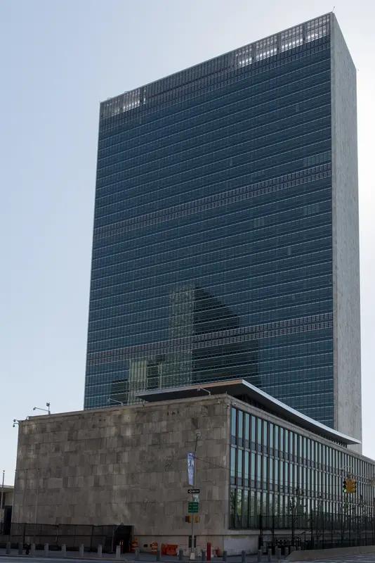 联合国，这次真的把话署名重了。当地时间4月7日，纽约总部那间熟悉的新闻发布厅