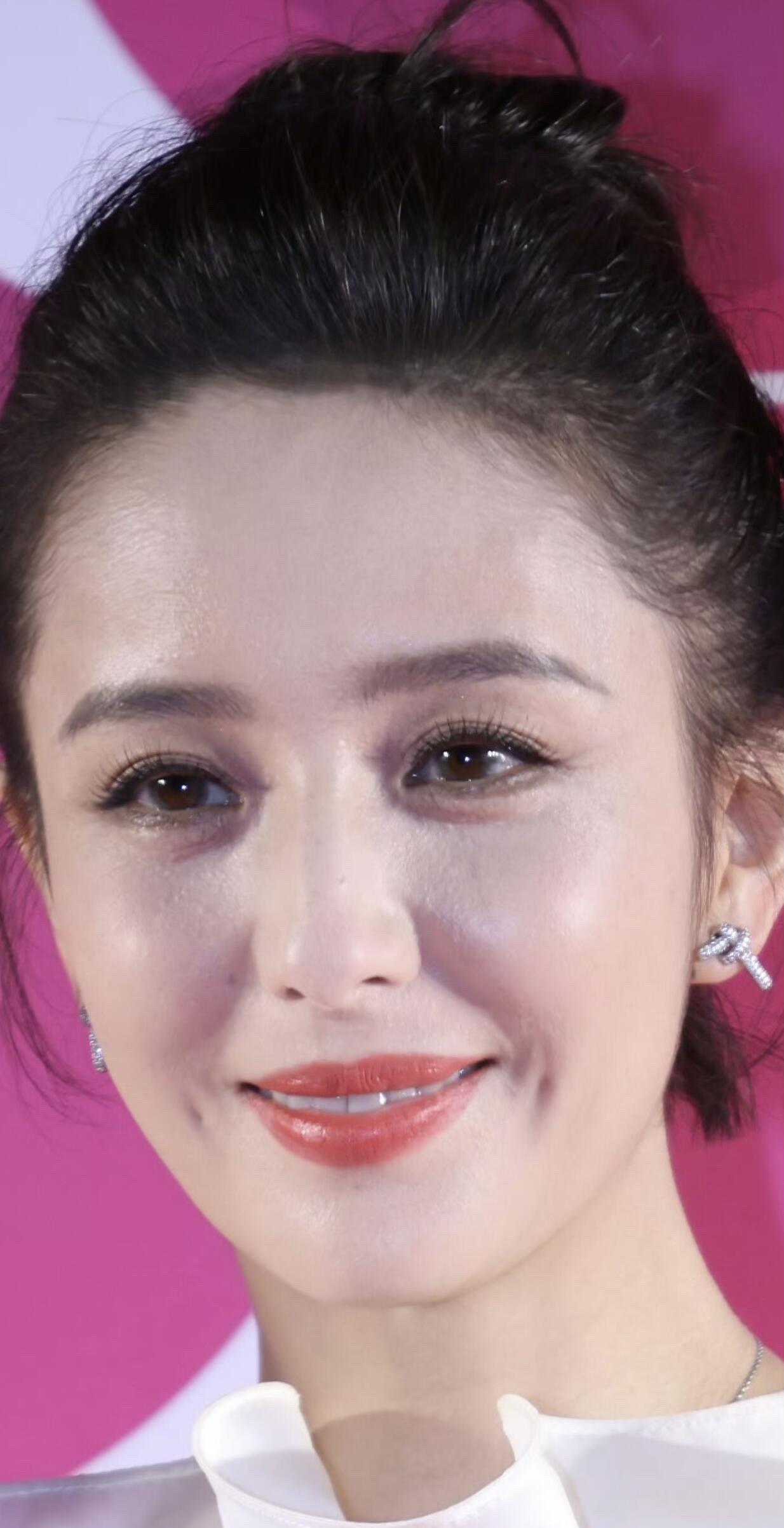 这么完美的五官，气质又好，怎么她的导演老公就不要她了呢？弯弯的眉毛，大大的眼睛，