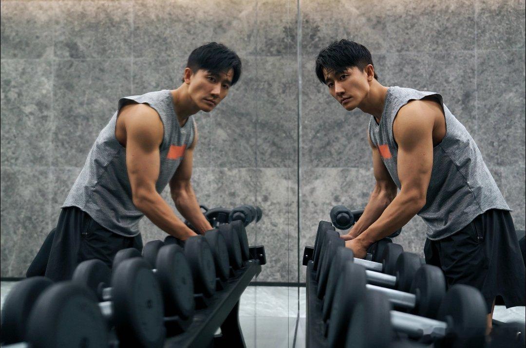 黄轩的一组健身日常～“雕刻时光❶每天三点一线；片场，酒店，健身房苦GYM甘来遇见