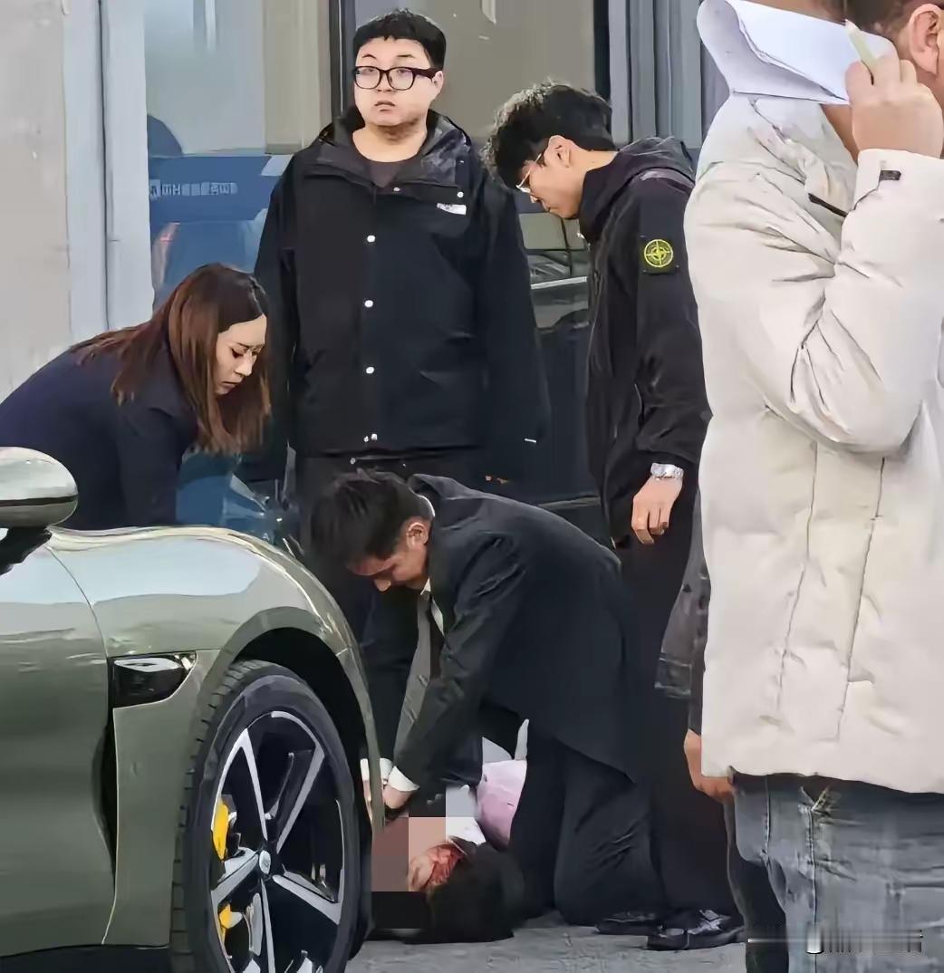 新车没出4S店就出事了，12月15号杭州小米4S店一个年轻小伙提新车，一脚油门4