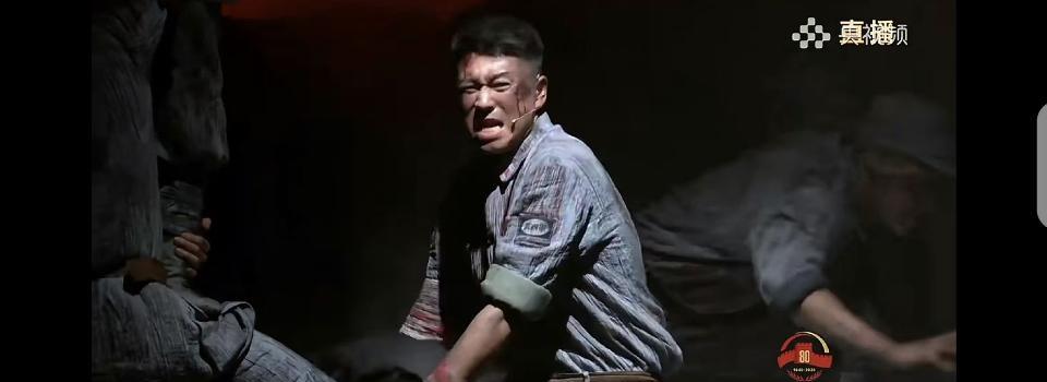 谁还没被刘敏涛的演技按在屏幕前猛戳泪腺啊！本来我还端着奶茶悠哉追剧，结果她一句“