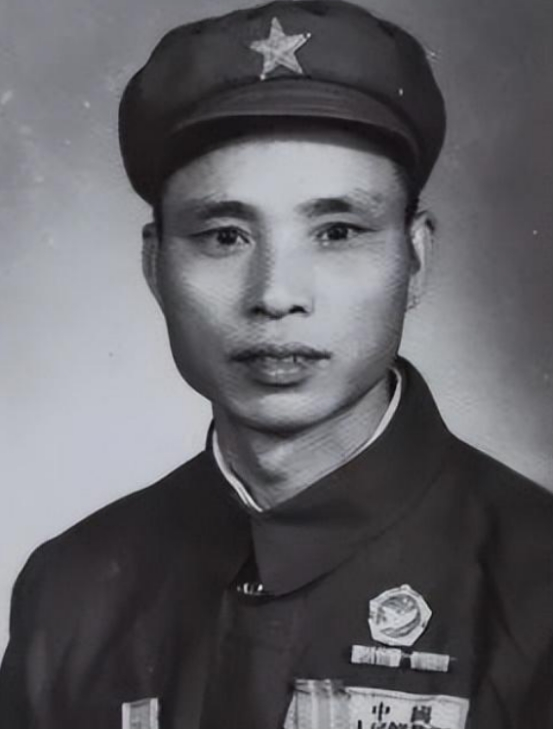 1951年，一位志愿军战士拿着刚缴获的美式重机枪，向敌人射击却发现怎么都打不中，