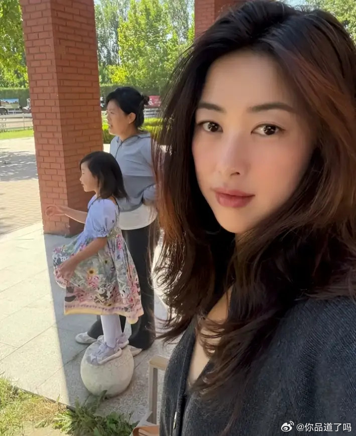 朱珠罕见为家人下厨做晚餐！荤素搭配卖相不输老公，女儿夸味道好​​​
