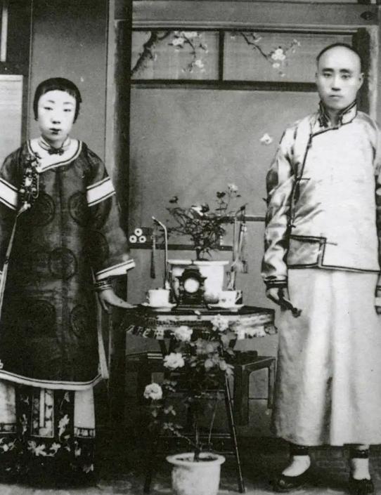 1907年，徐锡麟被绑在刑场上，刽子手抡起铁锤，对他的下半身进行了残忍的打击，接