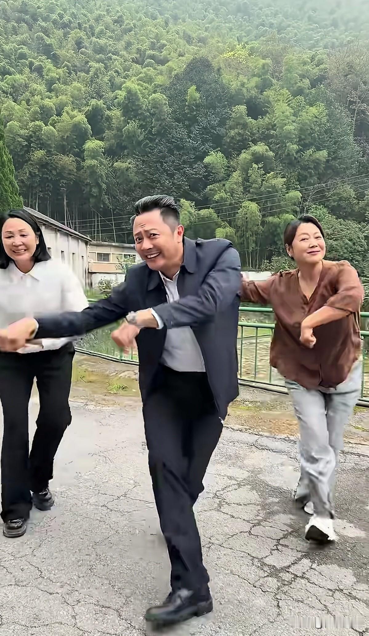 印小天老师每天这样蹦蹦跳跳的，心态真是太好了，我们大多数都比不了他。