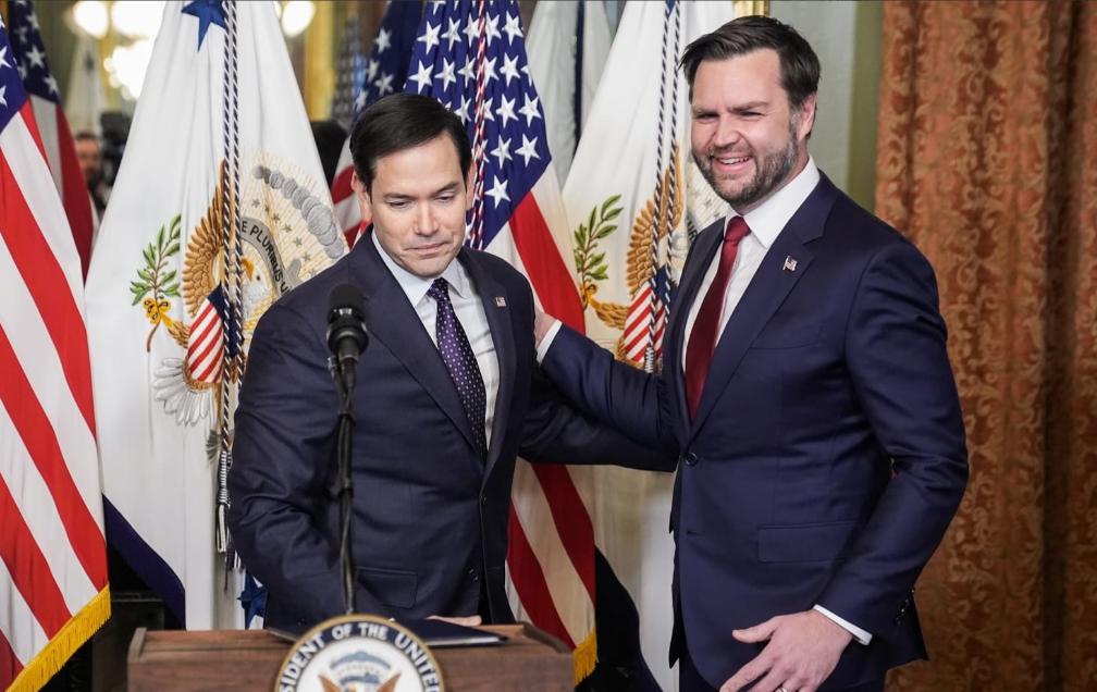 美媒今天报道，在最近一次海湖庄园的聚会上，特朗普非正式地询问了大约25位共和