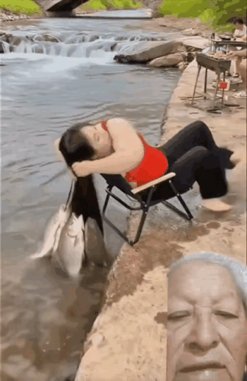 冬日生活打卡季视频里不知道是不是真的，女子在河边尽然用头发钓鱼，真的钓到鱼了，也