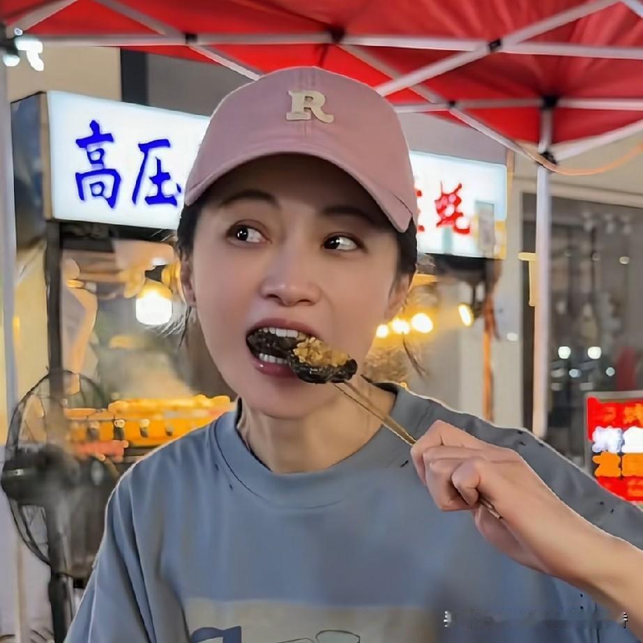 久未露面的演员姚笛发布了一条视频，视频里她独自一人在夜市撸串，身旁没有老公的陪伴