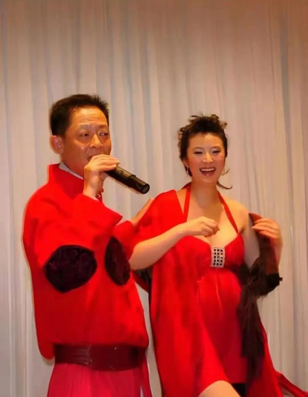 王志文的老婆这样看颜值好像不是特别高，但她眼睛比较灵动，身材好，看起来是属于比较