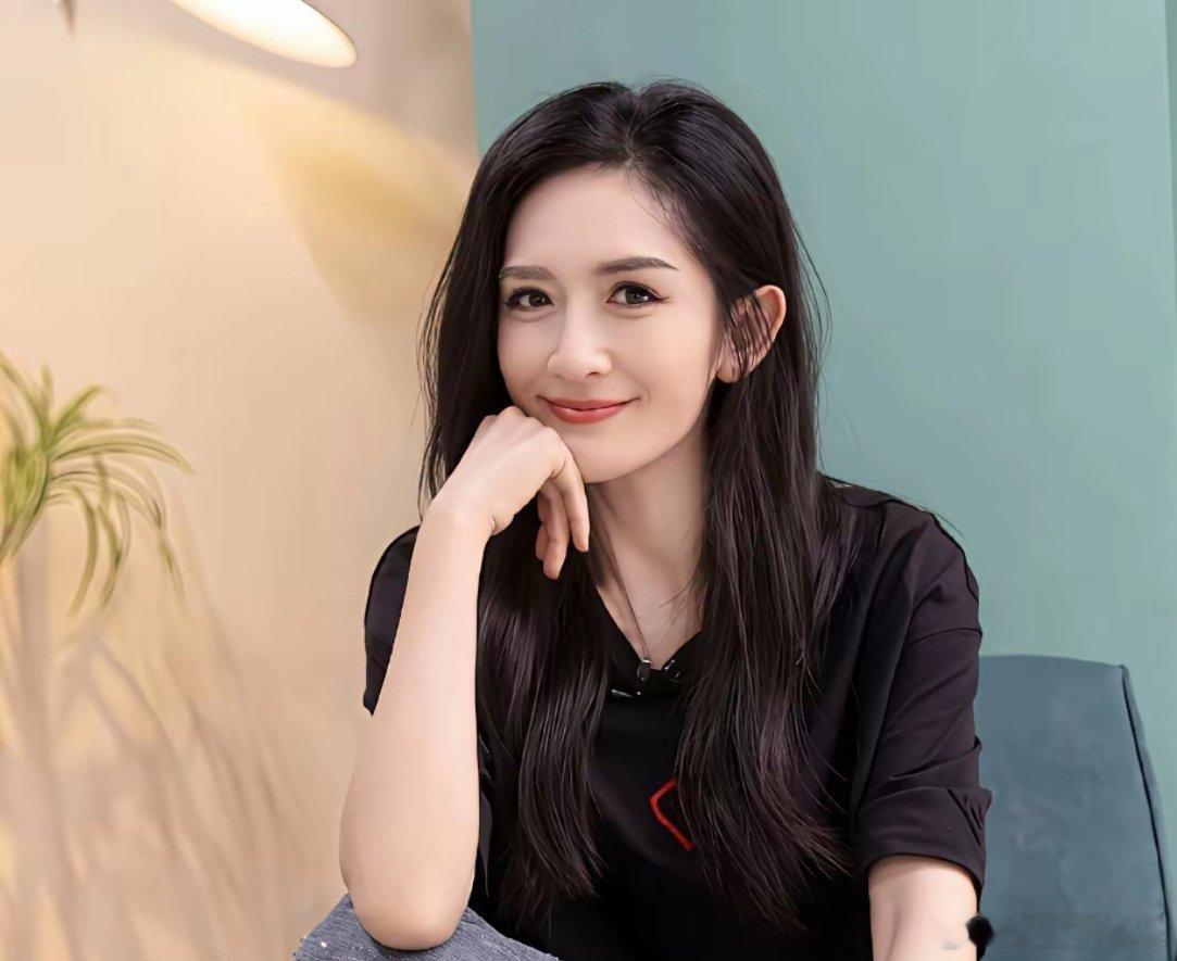 谢娜开演唱会为什么被群嘲？很多人说，谢娜就是一个主持的，有什么能力去唱歌，她连自