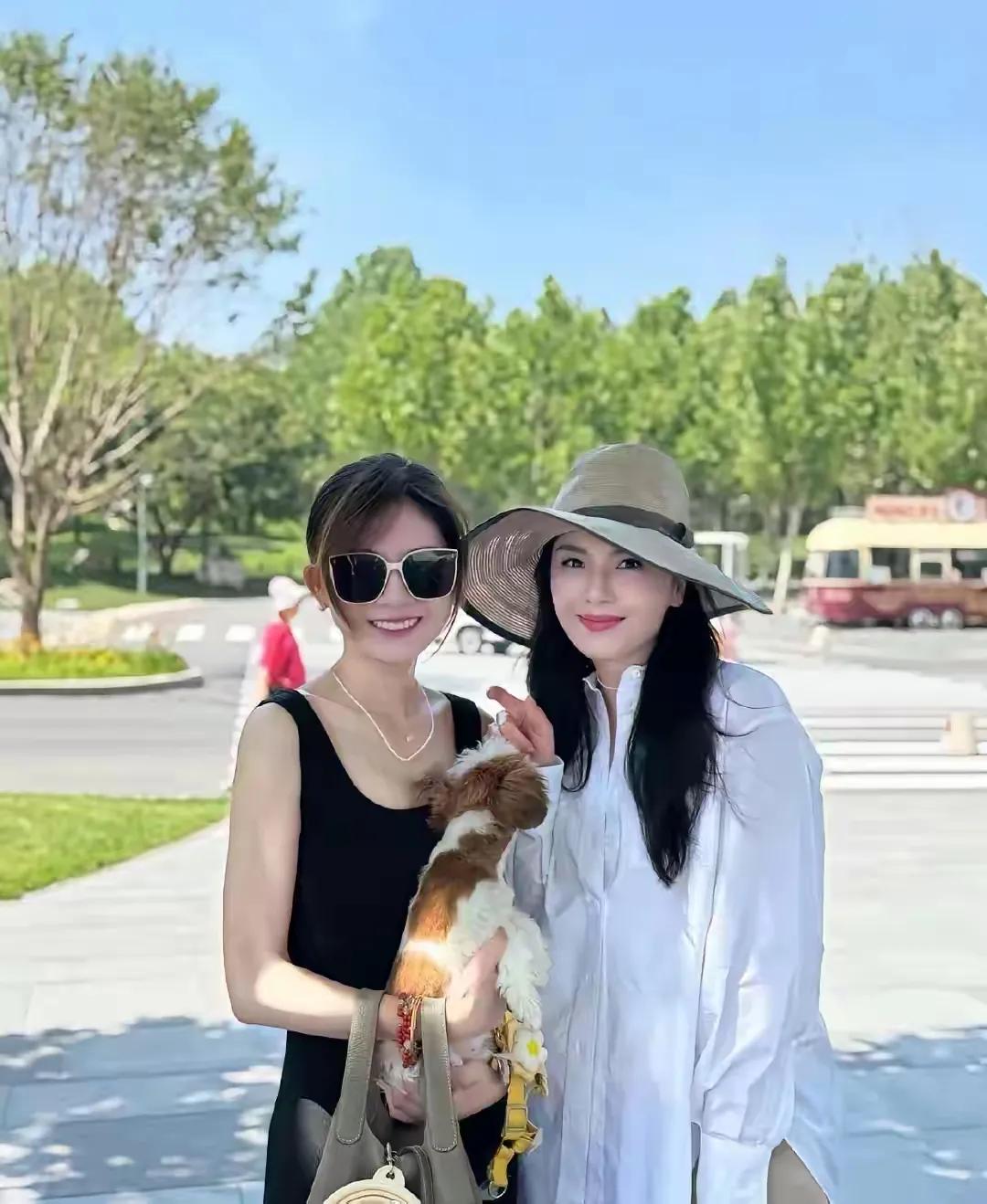 阳光明媚的午后，与闺蜜一起享受悠闲时光🌞👭🐶