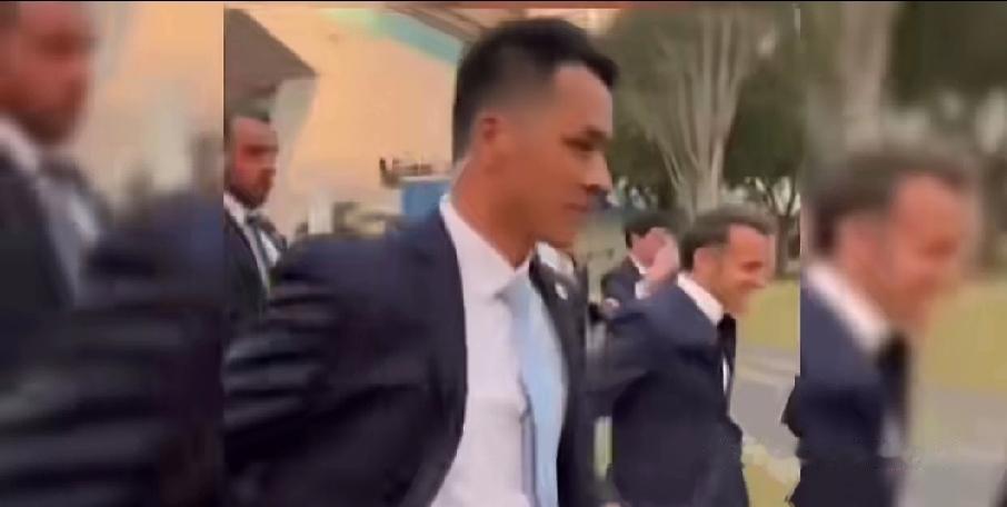 12月5日川大校园的名场面，得算马克龙的“失控式狂奔”！刚下车就被同学们的法语欢