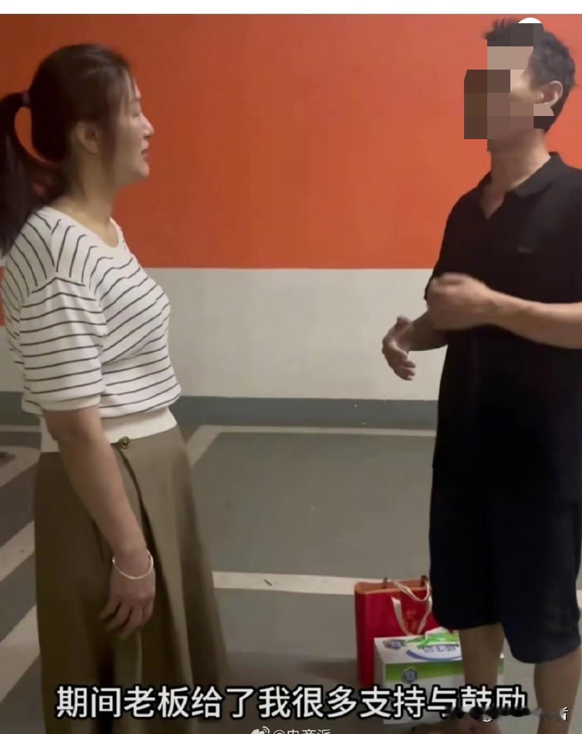 今天，谢浩男妈妈许健华，拎着礼物去感谢快递老板和同事一直来对她很多支持和鼓励，还