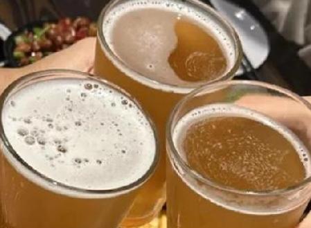 所有家人都喝酒，唯独我女儿滴酒不沾。这么多年，很决绝。今晚女儿的朋友为欢迎我们