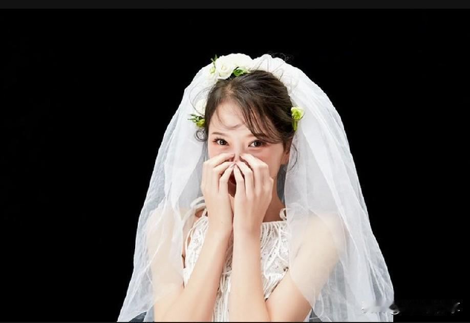 婚车到了，新娘却死活不下车。伴娘支招：“再掏十万下轿礼！”新郎一家急得满头汗