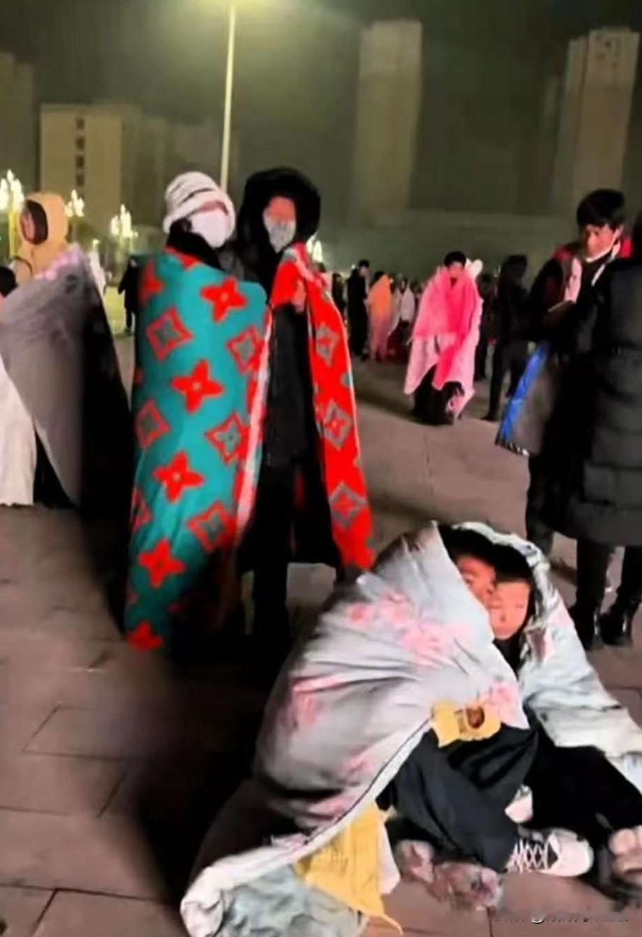 甘肃大地震给大家一个忠告别光惦记着抓手机！一定一定记得跑的时候带上被子