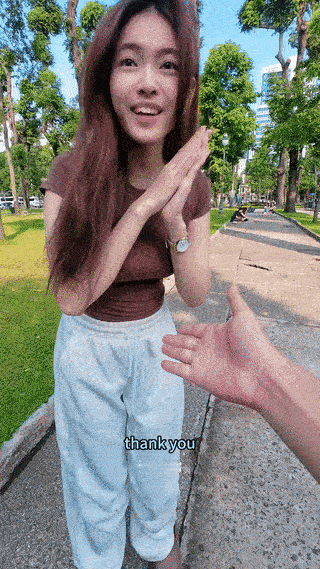 中国小伙在越南街头搭讪一名越南年轻女孩。这个越南女孩不但人长得漂亮，而且性格还