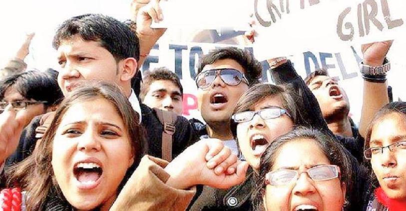 交流不代表放任！印度来华签证该严审！印度学生排队申请签证的队伍，比往年