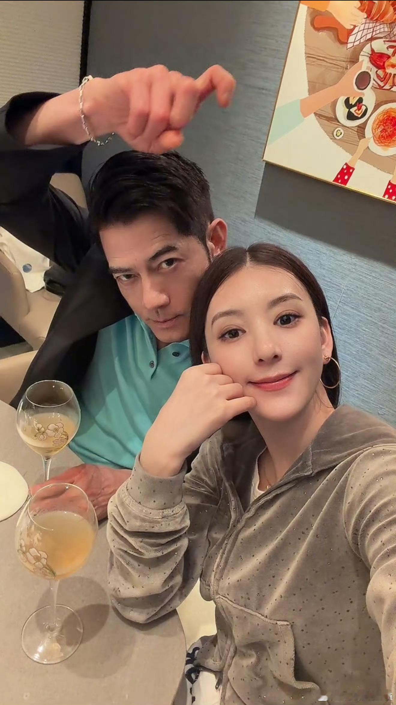 方媛给郭富城抬头纹磨皮好消息：给郭富城的抬头纹磨皮了坏消息：没磨干净哈哈哈哈