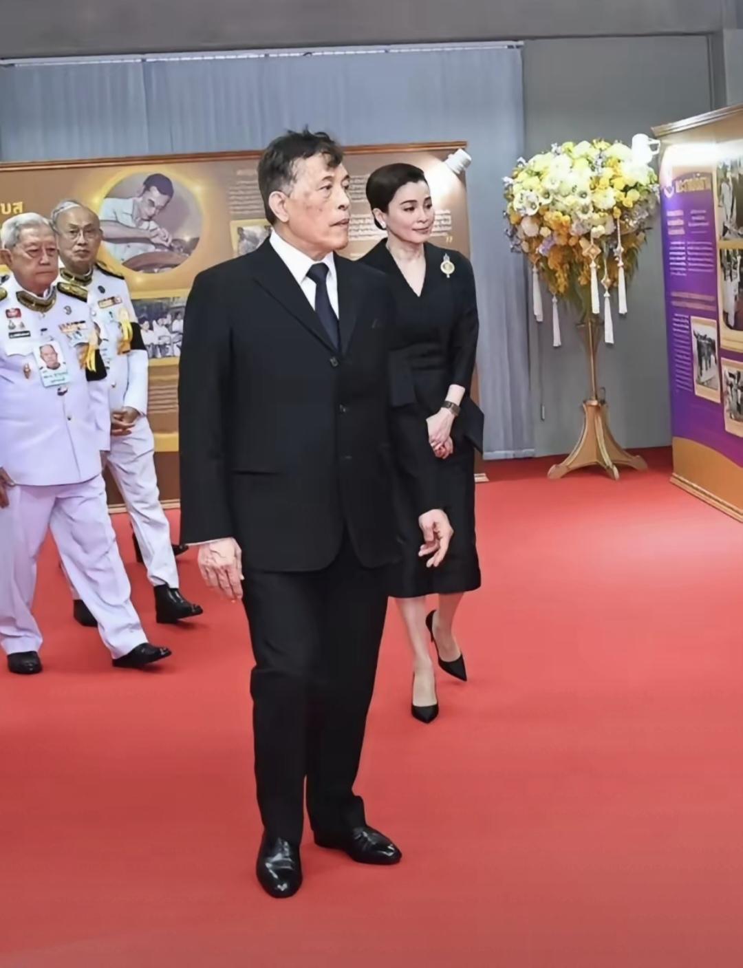 苏提达王后，泰王，欧拉弄小主一起参加活动。3月22日，在北橄榄府出席帕达博斯学校