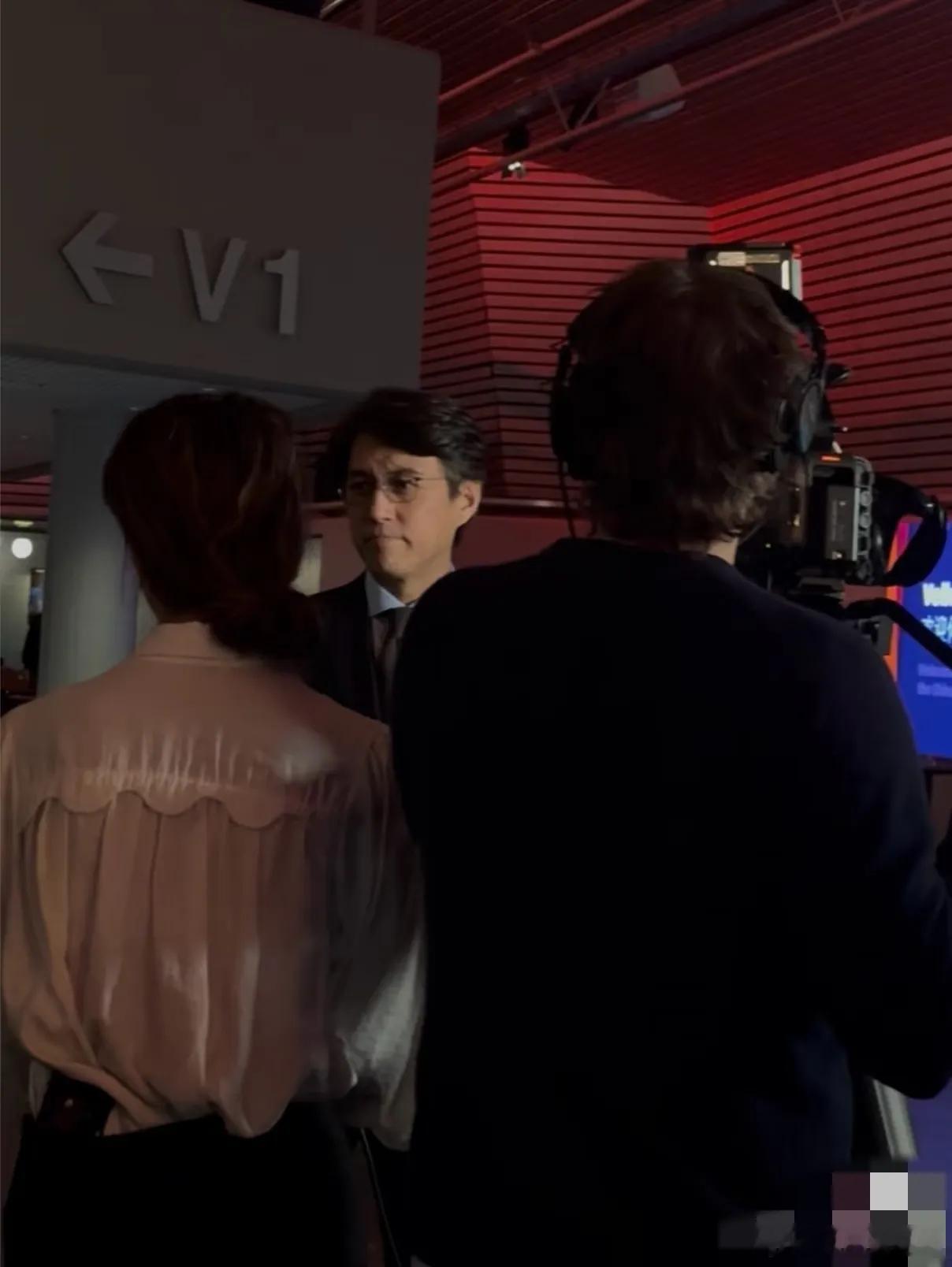 近日，靳东带领中国煤矿文工团的部分演艺人员赴欧洲的冰岛参加春节演出，身为煤矿文工