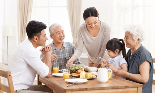老人给儿女们带娃是“帮”，一定要划清
