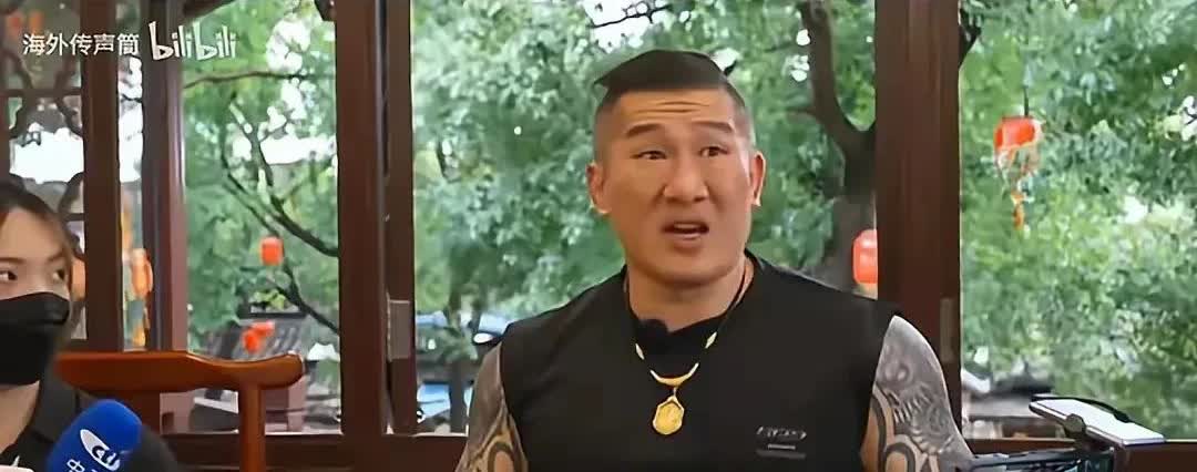台湾网红馆长大陆行第三天，吃饭的时候聊到汽车行业，他好奇地问起特斯拉在大陆的售价