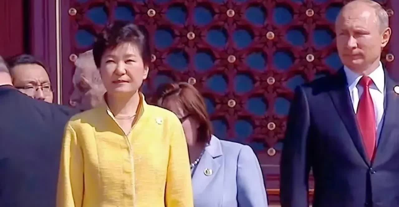 在2015年，韩国总统朴槿惠在受着美方等西方国家一边倒的压力下，坚持出席中国的