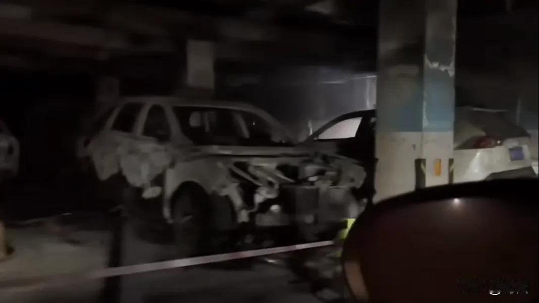 危害太大，新能源汽车在小区地下停车场起火，近10台汽车烧毁报废，数十台汽车成“黑