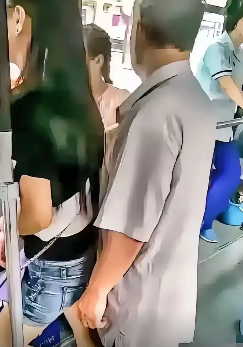 在地铁看到的变态老头，怎么办才好啊！