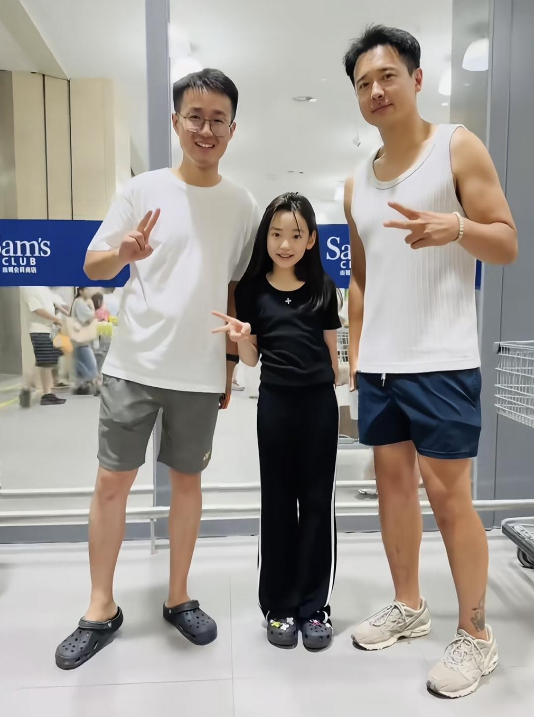高云翔和9岁女儿小酒窝现身山姆超市购物，他穿着无袖上衣，身材高大壮硕，虽然长胖了
