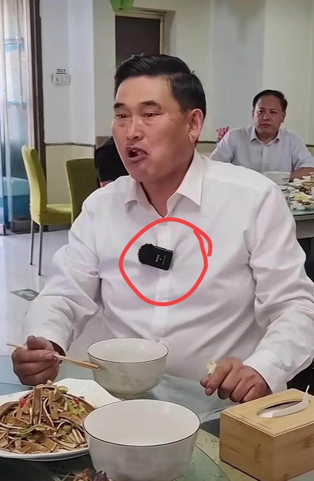 大家猜一猜，大衣哥朱之文吃饭的时候，胸前黑色的东西是什么？戴这个东西有啥用啊？