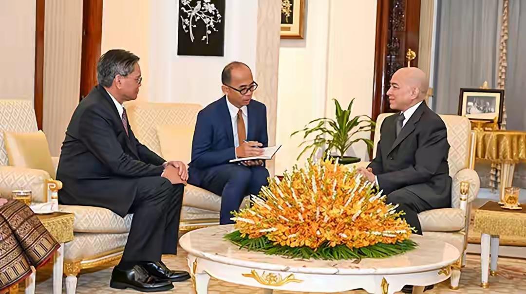 柬埔寨的西哈莫尼国王是一个非常有礼貌的人，礼贤下士，非常谦恭，一点架子都没有。