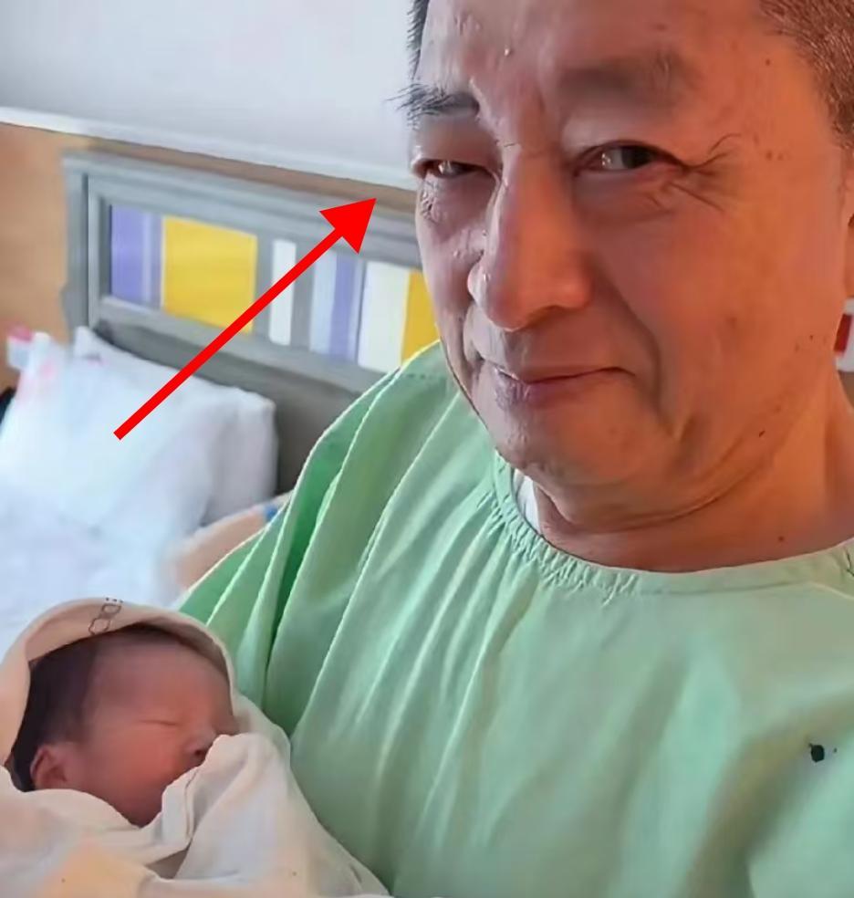 汪小菲又在直播间摔手机了，这次骂的不是大S，是他亲妈张兰。他对着镜头吼：别再叫