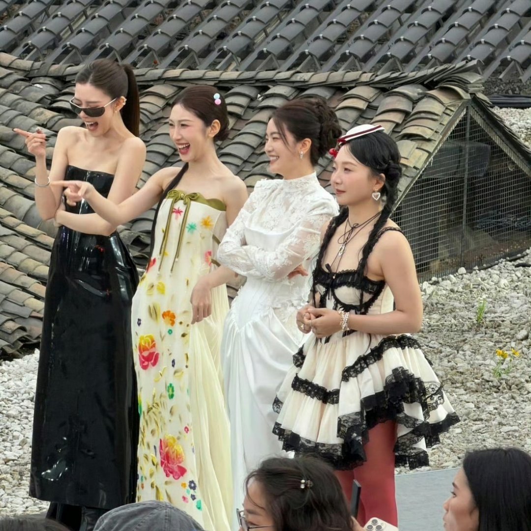 女明星的骨相和状态真的太能打了，哪怕是无修生图，气质和精致感也藏不住，随便一拍都