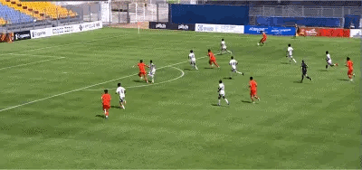 率先得分，张家鸣射门制造沙特队球员乌龙，U19国青1-0领先U21沙特。以小打大