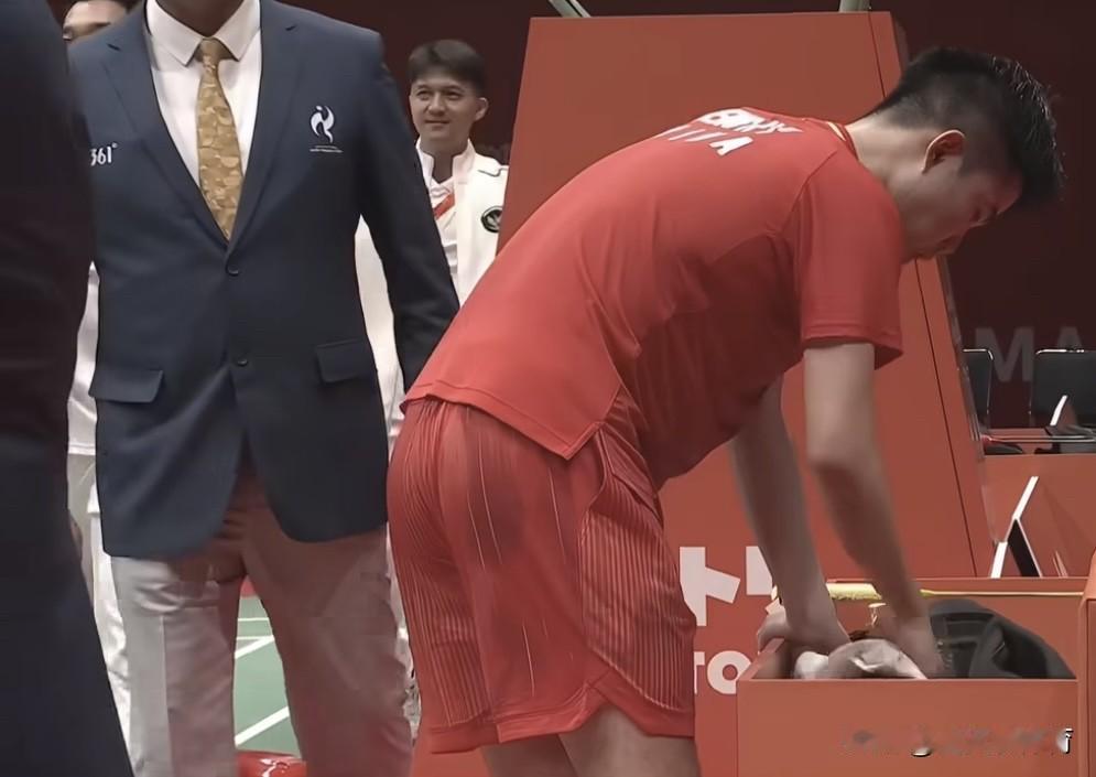 中国羽毛球男队这块已经成型了的金牌🥇，就这样硬生生地被印尼给偷走了！最憋屈的应