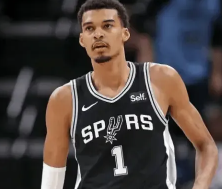 NBA常规赛，马刺121-117战胜公牛。赛后马刺主帅米奇-约翰逊接受了记者采