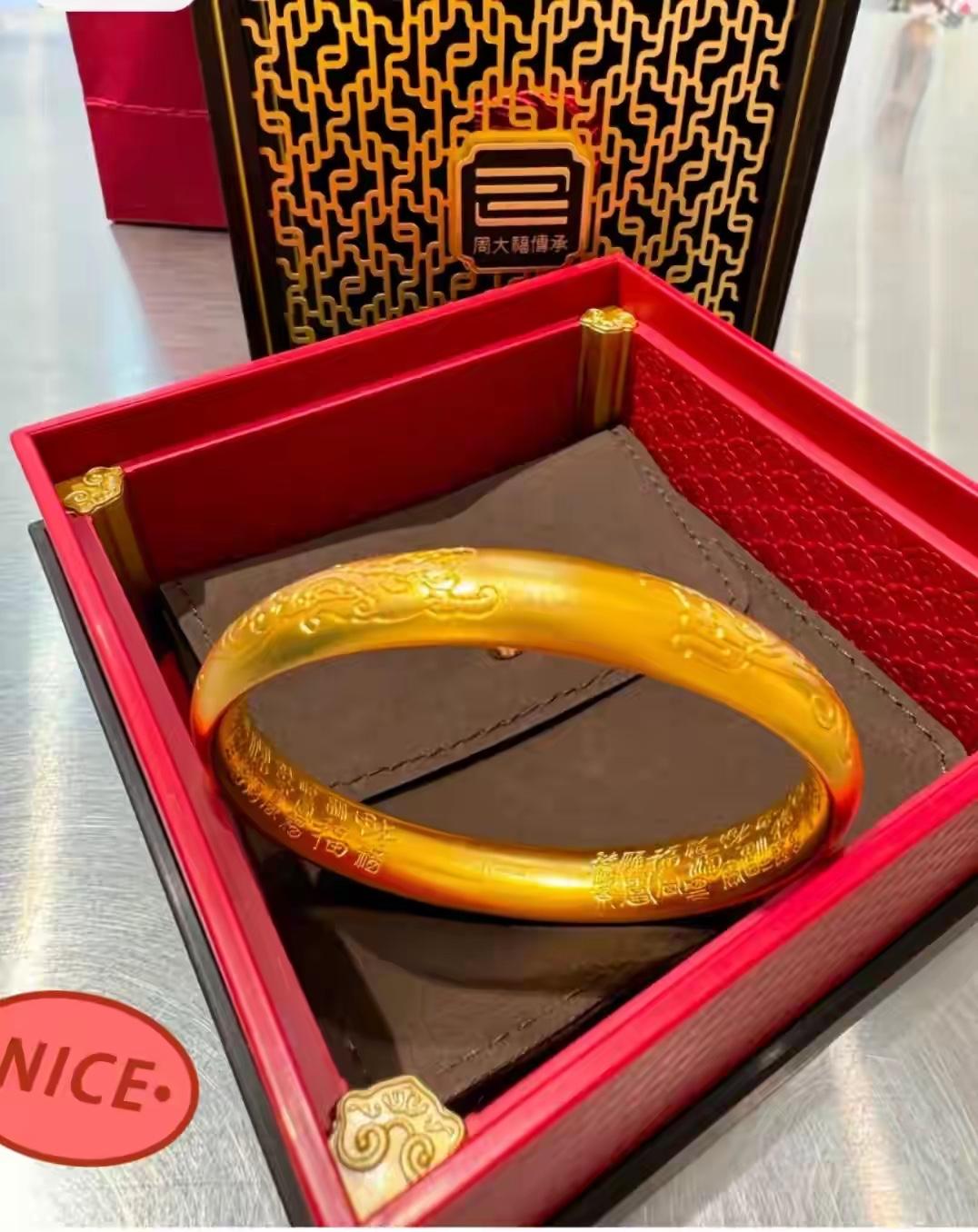 这今天的黄金价格真的，太平稳了，浮动不到，现在这个阶段到底是上车，还是不上呢？太